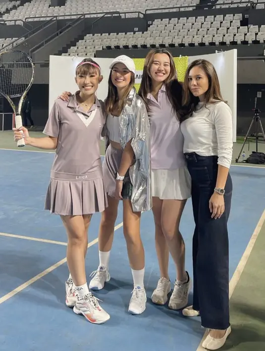 <p>Aaliyah Massaid pun tampil dengan tshirt polo dipadukan mini skirt putih serasi dengan sneakersnya. (@aaliyah.massaid)</p>