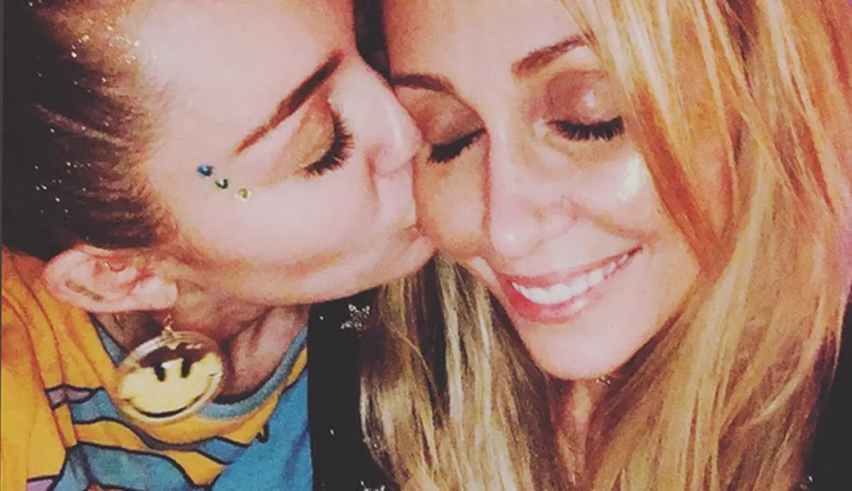 Melansir Aceshowbiz.com (2/1), seorang sumber mengklarifikasi  kedua keluarga itu hanya merayakan tahun baru bersama, tidak lebih. Keluarga Liam melakukan perjalanan dari Australia ke San Diego untuk berlibur bersama keluarga Miley. (Instagram/mileycyrus)