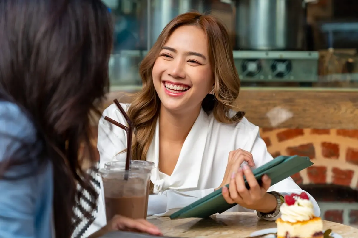 bahagia makan bersama teman ngobrol bicara