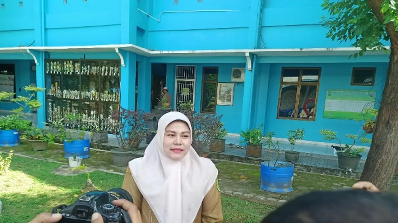 Wakil Humas SMAN 8 Pekanbaru, Reni Ernita, memberi penjelasan soal temuan kartu keluarga palsu yang digunakan untuk penerimaan peserta didik baru.
