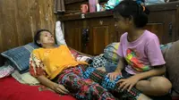 Tidak ada waktu untuk bermain bagi Putri Bunga Sahendra. Pulang sekolah, dia harus bergegas memberi makan nenek dan ibunya yang sakit. (Liputan6.com/Achmad Sudarno)