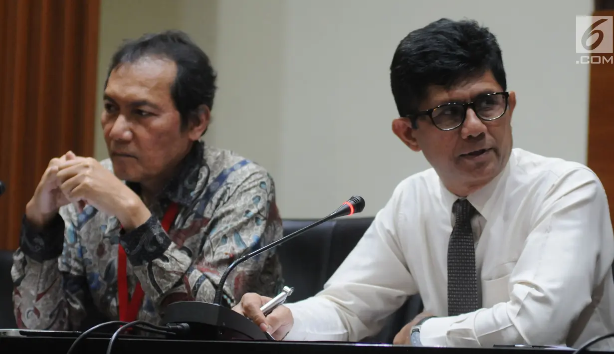 Wakil Ketua KPK Laode Muhammad Syarif (kanan) didampingi Wakil Ketua KPK Saut Situmorang memberi keterangan di Gedung KPK, Jakarta, Senin (10/6/2019). Menurut KPK, penetapan tersangka atas Sjamsul Nursalim dan istrinya Itjih Nursalim sudah sesuai proses hukum yang berlaku. (merdeka.com/Dwi Narwoko)