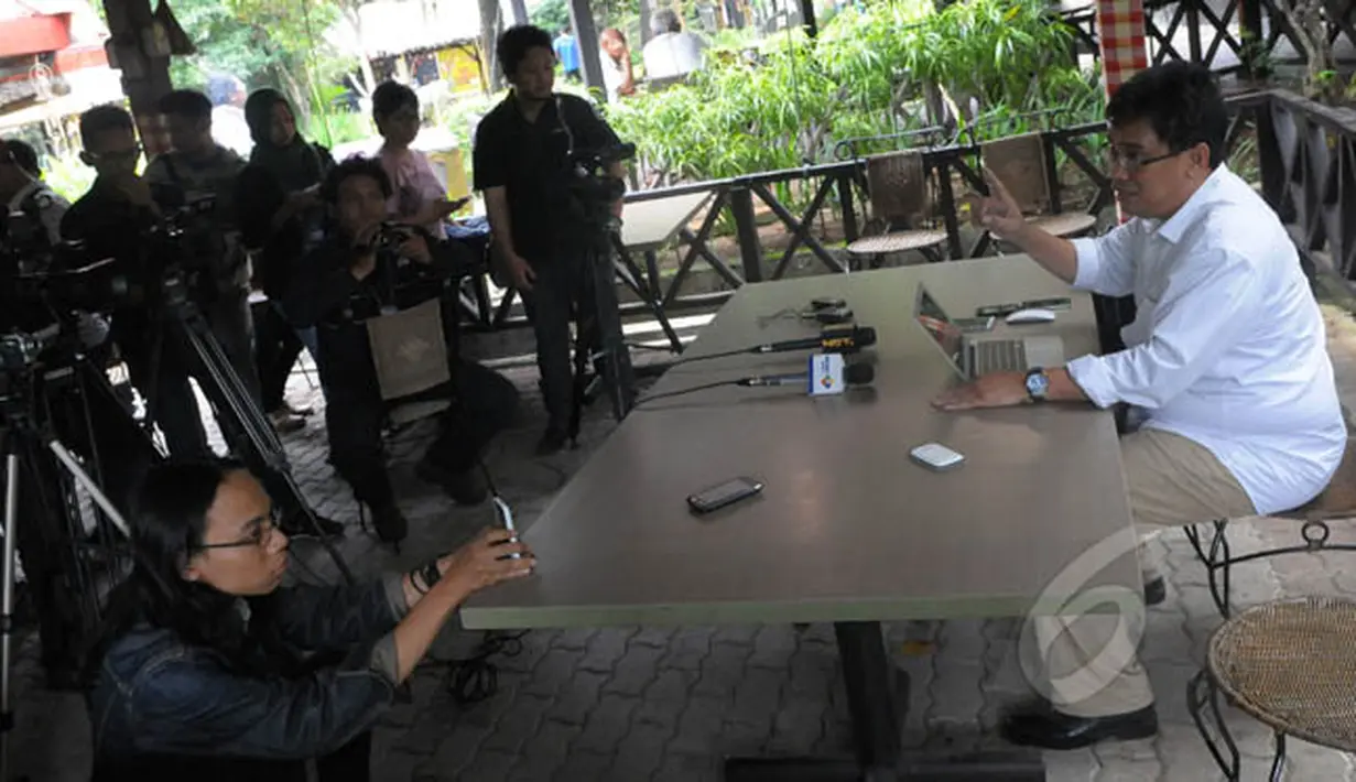 Mantan Caleg Partai Nasdem, Zainal Tahir saat memberikan keterangan terkait foto mesra diduga Ketua KPK Abraham Samad dengan seorang wanita, Jakarta, Rabu (4/2/2015). Zainal menyatakan foto tersebut merupakan foto asli. (Liputan6.com/Andrian M Tunay)