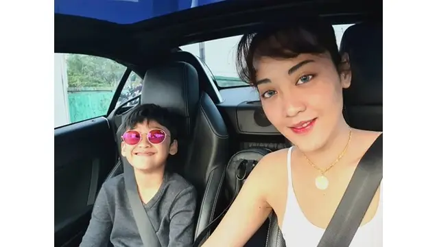 Inna dan Beben juga sudah dikarunia seorang anak laki-laki. Ia kerap menghabiskan waktu bersama putranya, bak kakak adik.