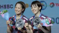 Senyum Yuki Fukushima/Sayaka Hirota saat menerima trofi usai juara ganda putri pada final Indonesia Open 2018 di Istora Senayan, Jakarta, (8/6/2018). Yuki/Sayaka menang 21-14 16-21 21-14. (Bola.com/Nick Hanoatubun)