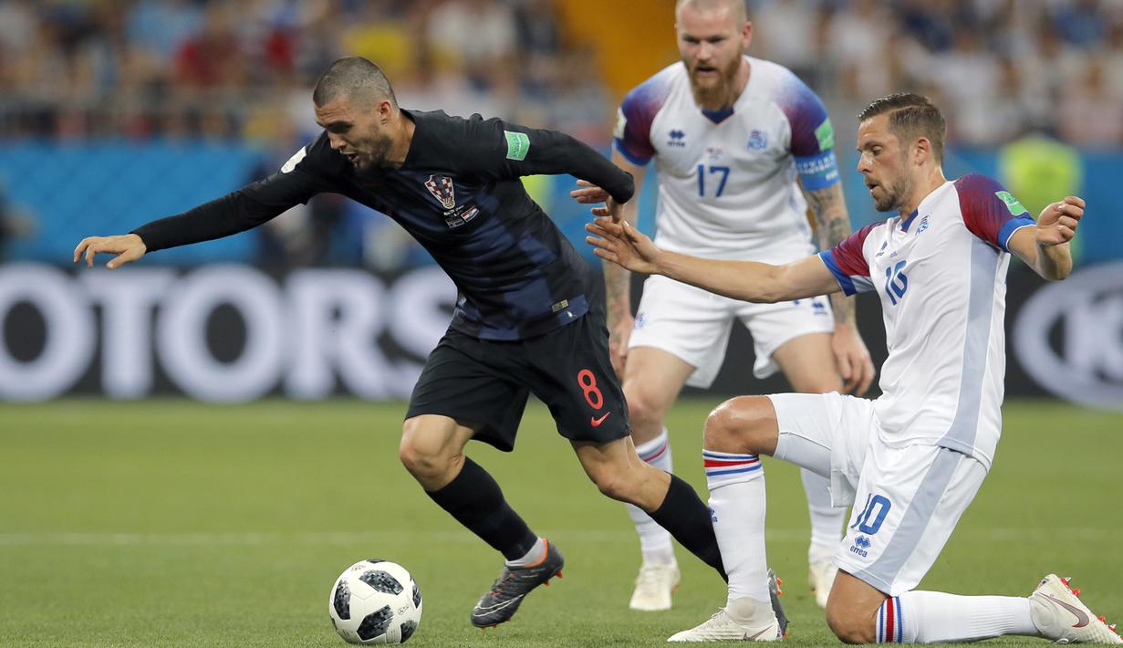 Gelandang Kroasia, Mateo Kovacic, berusaha melewati gelandang Islandia, Gylfi Sigurdsson, pada laga grup D Piala Dunia di Rostov Arena, Rostov-on-Don, Selasa (26/6/2018). Kroasia menang 2-1 atas Islandia. (AP/Vadim Ghirda)