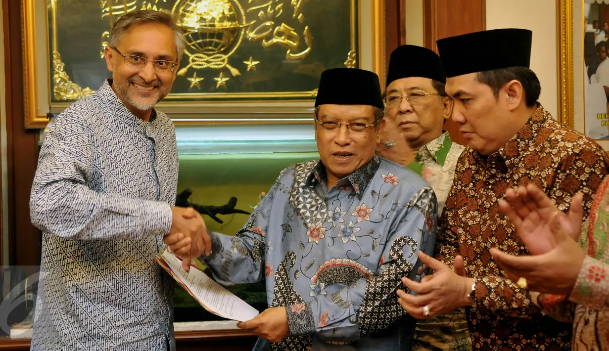 Ketua Umum Pengurus Besar Nahdlatul Ulama (PBNU) Said Aqil Siradj (tengah)  didampingi Sekjen PBNU Helmy Faisal Zaini (kanan) menerima Duta Besar Inggris untuk Indonesia, Moazzam Malik di PBNU, Jakarta, Jumat, (8/4). (Liputan6.com/JohanTallo)