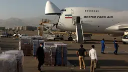 Pasokan bantuan dikumpulkan di landasan sebelum dimuat ke pesawat menuju Beirut, Lebanon, di Bandara Mehrabad di Teheran, Rabu (5/8/2020). Iran mulai mengirimkan makanan, obat-obatan, dan peralatan medis ke Lebanon pascaledakan dahsyat yang mengguncang pelabuhan di Beirut. (AP Photo/Vahid Salemi)