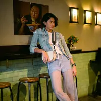 Pemeran Ayu di film KKN di Desa Penari, Aghniny Haque memiliki gaya personal yang unik dan asik. Dengan tubuh atletisnya, mantan atlet tae kwon do ini bisa tampil bunglon dalam look girlie atau boyish. (Foto: Instagram @aghninyhaque)