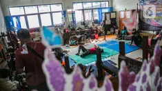 Aktivitas korban banjir di salah ruang kelas di Gedung Sekolah SDN 01/02 Kampung Melayu, Jakarta, Selasa (9/2/2021). Gedung sekolah di Kebon Pala tersebut menjadi salah satu posko pengungsian bagi sebagian korban banjir Kampung Melayu. (Liputan6.com/Faizal Fanani)