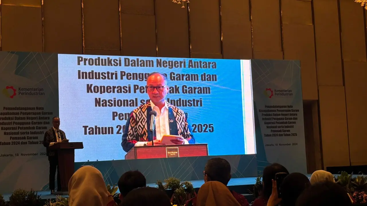 Menteri Perindustrian Agus Gumiwang Kartasasmita dalam penandatanganan MoU penyerapan garam produksi dalam negeri, di Westin, Jakarta, Senin (18/11/2024).