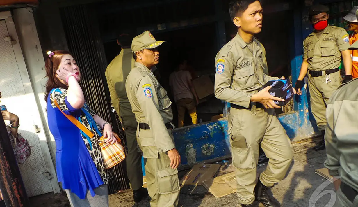Pembongkaran yang dimulai pukul 07.00 itu dilakukan untuk normalisasi Kali Ciliwung, Jakarta, Rabu (27/8/2014) (Liputan6.com/Faizal Fanani)
