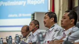 Wakil Ketua KNKT Haryo Satmiko saat konferensi pers kecelakaan pesawat Lion Air PK-LQP di Jakarta, Rabu (28/11). KNKT mengungkap temuan awal investigasi jatuhnya Lion Air PK-LQP dan rekomendasi bagi Lion Air untuk keselamatan penerbangan. (Bay ISMOYO/AFP)