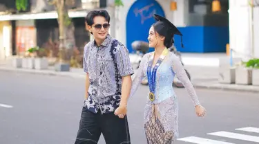 Vanessa Audy diketahui tempuh pendidikan di jurusan Ilmu Komunikasi, Universitas Airlangga. Vanessa Audy susul sang kakak menyandang gelar sarjana yang lebih dulu wisuda pada November 2023 lalu. Vanessa Audy dan Randy Martin terpaut usia 4 tahun, tak heran jika kakak adiknya ini selalu kompak hingga disebut bak pasangan kekasih. Ketika momen wisuda, Audy, Randy, dan si bungsu selaras dengan busana biru. (Liputan6.com/IG/@audyvanessa)