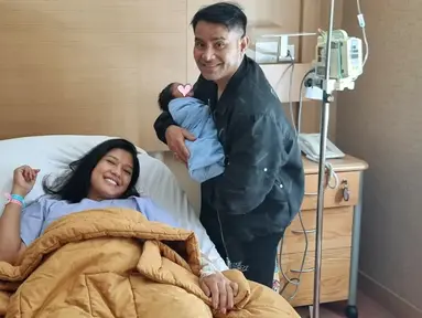 Pasangan Judika dan Duma Riris sedang berbahagia dengan kelahiran anak ketiga mereka, seorang bayi laki-laki, pada Jumat, 29 November 2024. Proses persalinan berlangsung secara normal, dan Judika turut mendampingi Duma selama momen tersebut. (Liputan6.com/IG/@/jud1ka)
