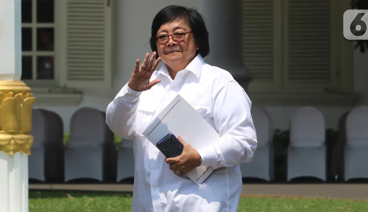 <p>Menteri KLHK pada Kabinet Kerja Jilid I Siti Nurbaya tiba di Istana Negara, Jakarta, Selasa (22/10/2019). Siti Nurbaya datang memenuhi panggilan Presiden Joko Widodo terkait penetapan Calon Menteri Kabinet Kerja Jilid 2. (Liputan6.com/Angga Yuniar)</p>