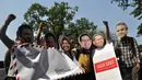 Para aktivis menggunakan topeng sejumlah kepala daerah saat melakukan aksi di depan Istana Merdeka, (16/8/14). (Liputan6.com/Miftahul Hayat)