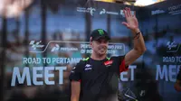 Pembalap Pertamina Enduro VR46 Racing Team Fabio Di Giannantonio saat menyapa penggemar setelah melakukan parade di Bali sebagai bagian dari Road to MotoGP Mandalika 2024 di Bali pada Rabu (13/7/2024).