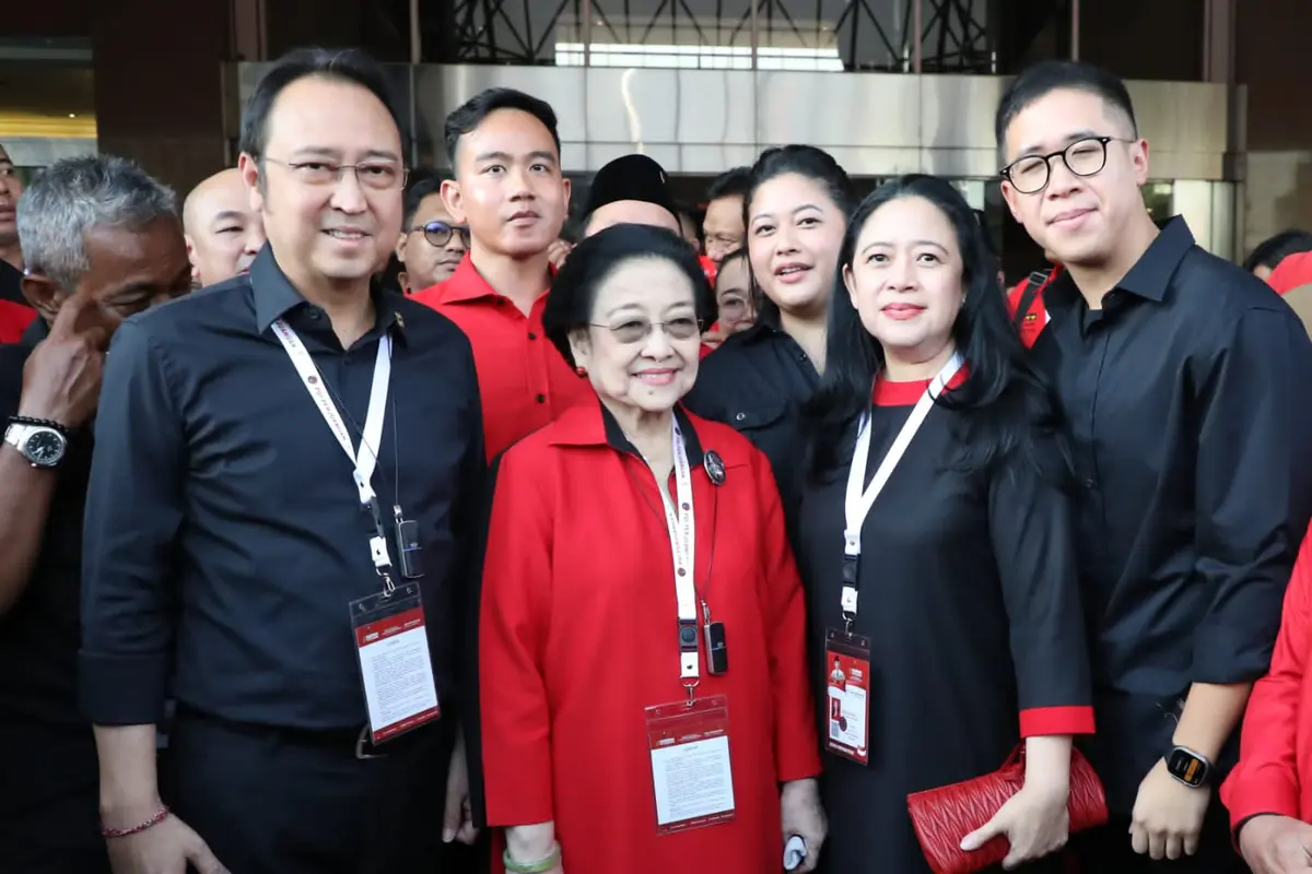 Megawati bersama Prananda Prabowo, Puan Maharani, Gibran Rakabuming Raka, Diah Pikatan, dan Praba Diwangkata.