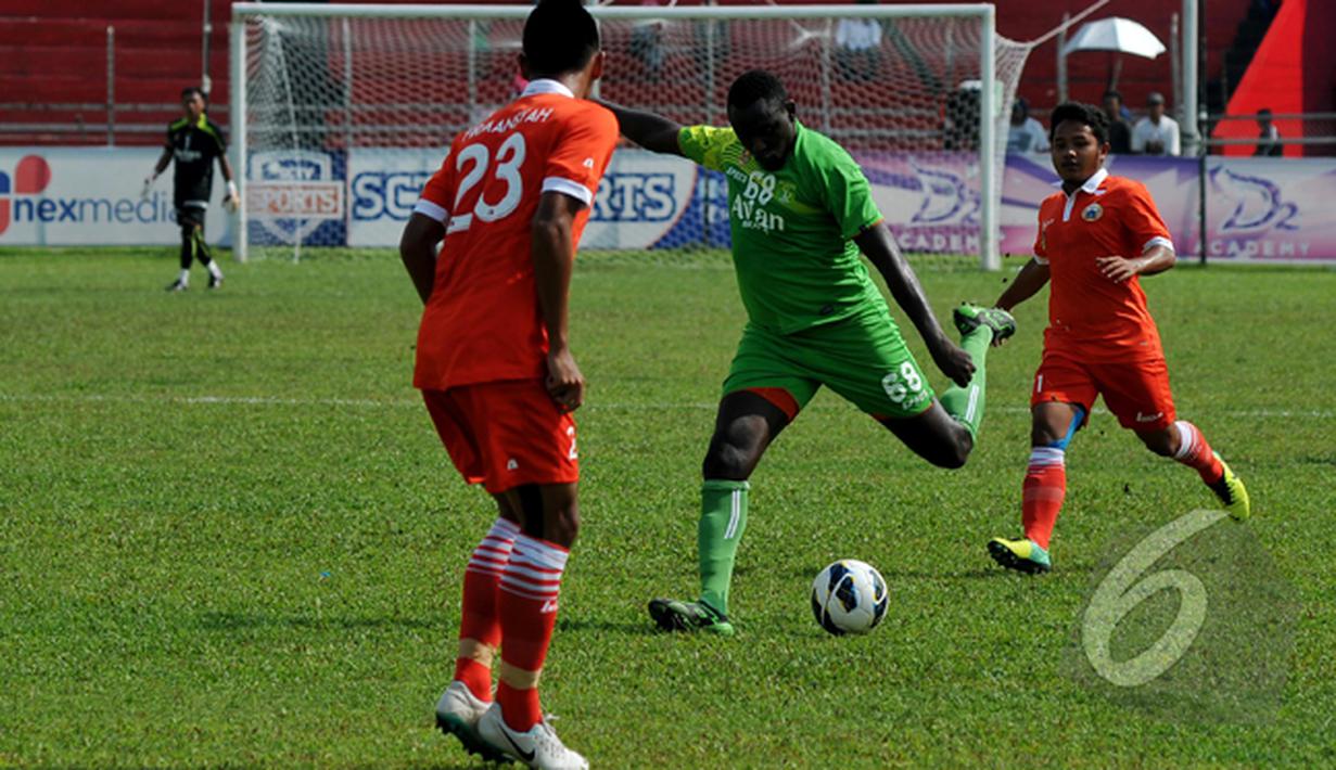Saling jual beli serangan terjadi di laga SCM Cup antara  Persija Jakarta kontra Persebaya Surabaya yang berakhir imbang 1-1 di Stadion H Agus Salim, Padang, Senin (19/1/2015). (Liputan6.com/Johan Tallo)