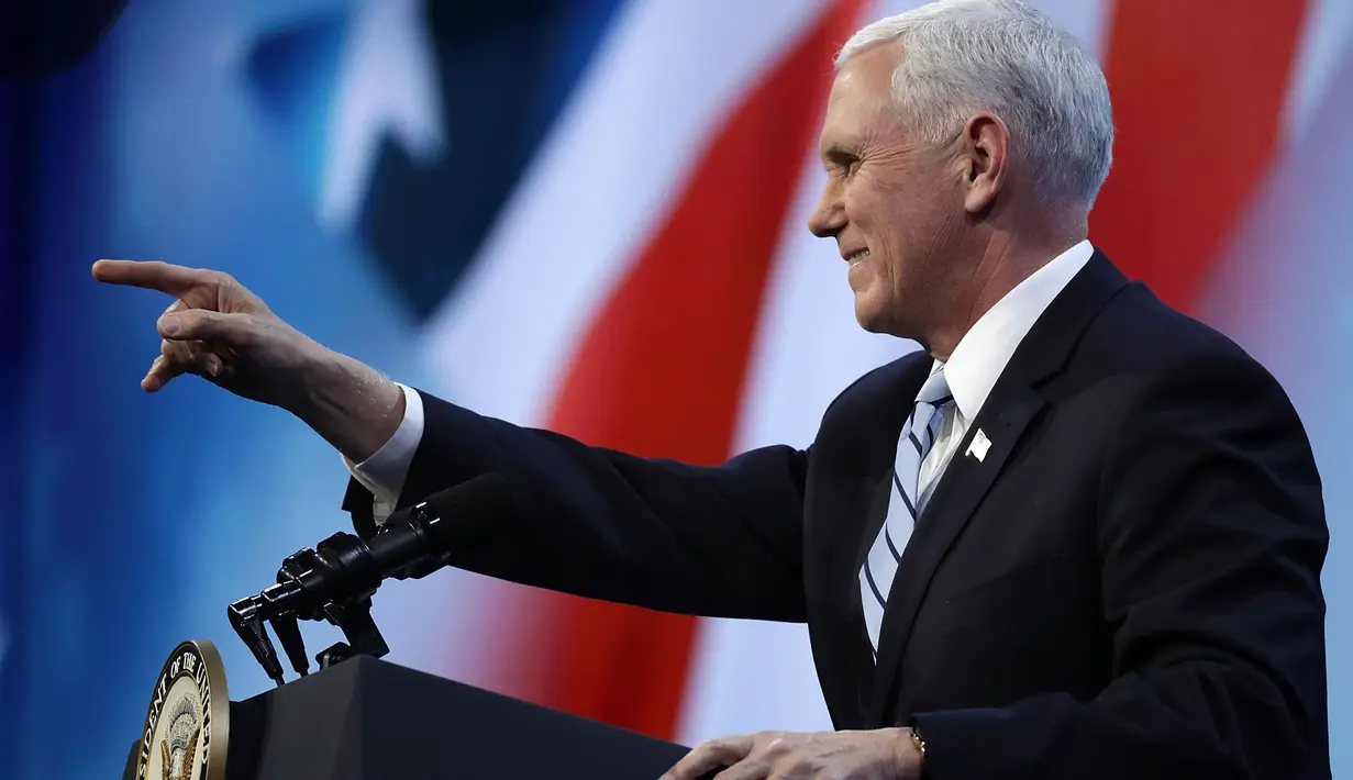 Wakil Presiden AS Mike Pence menyampaikan pidato saat konferensi kebijakan tahunan Komite Hubungan Masyarakat Israel-Amerika Serikat di Washington (5/3). (Chip Somodevilla / Getty Images / AFP)