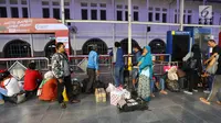 Sejumlah pemudik menunggu keberangkatan kereta di Stasiun Pasar Senen, Jakarta Pusat, Rabu (30/5). Sebagian warga lebih memilih mudik lebih awal untuk menghindari lonjakan penumpang. (Liputan6.com/Arya Manggala)