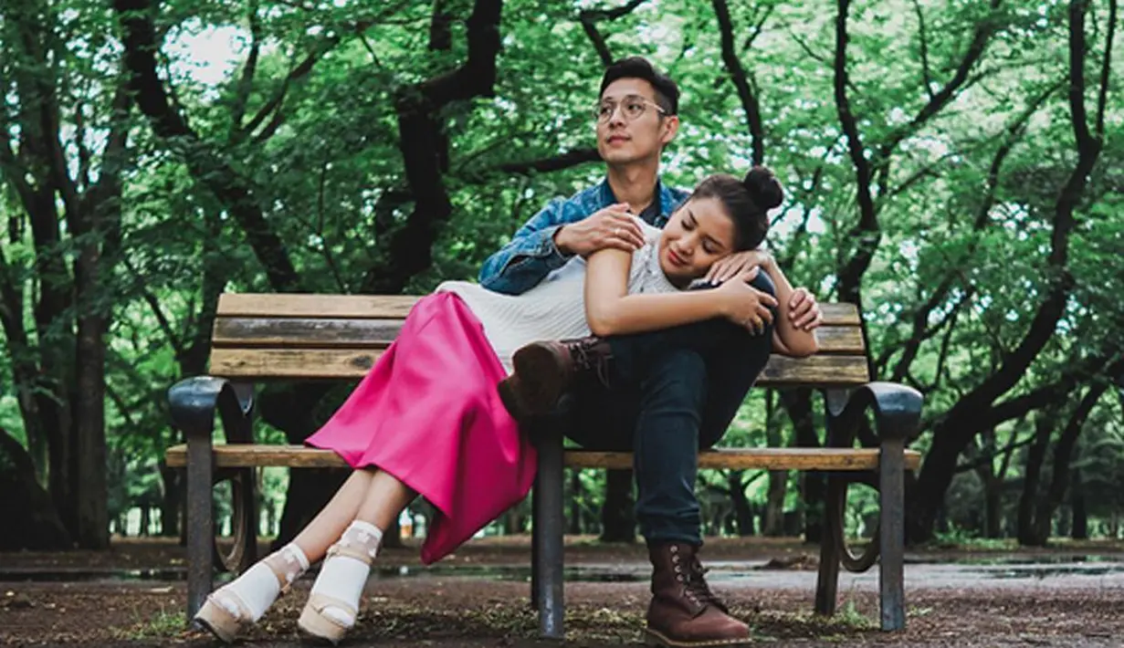 Kebahagiaan tengah bersama Putri Titian dan Junior Liem lantaran baru saja dikarunia anak pertama. Dalam proses persalinan, Junior tampak mendampingi Putri yang sedang mempertaruhkan nyawanya itu. (Instagram/putrititian)