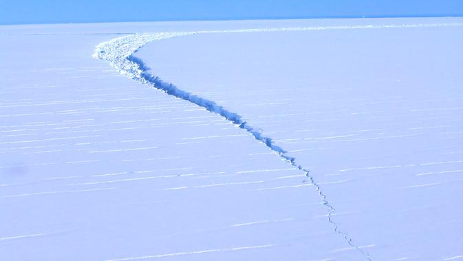Dalam foto selebaran 1 Oktober 2019, kondisi pecahan gunung es yang dikenal sebagai 'Loose Tooth' atau gigi yang tanggal di lapisan es Amery, Antartika. Gunung es tabular itu berukuran 1.636 km persegi atau hampir tiga kali luas Kota Jakarta. (Richard COLEMAN/AUSTRALIAN ANTARCTIC DIVISION/AFP)