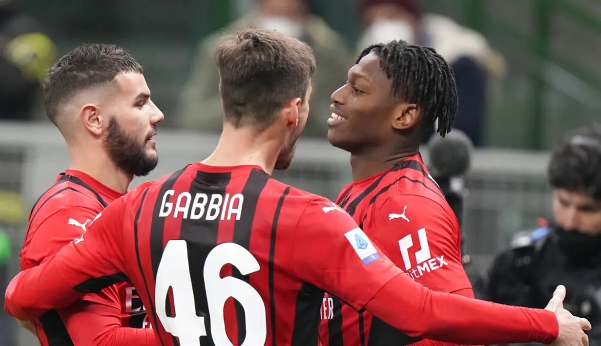 Pemain AC Milan Rafael Leao (kanan) merayakan bersama rekan satu timnya usai mencetak gol ke gawang Spezia pada pertandingan sepak bola Liga Italia di Stadion San Siro, Milan, Italia, 17 Januari 2022. AC Milan kalah 1-2. (AP Photo/Luca Bruno)