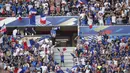 Dukungan suporter Prancis saat timnya melawan Amerika Serikat pada laga uji coba di Groupama stadium, Decines, Lyon (9/6/2018). Prancis dan Amerika bermain imbang 1-1. (AP/Laurent Cipriani)