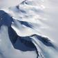 Pandangan udara kondisi pegunungan es di Semenanjung Antartika (3/11). Berbagai riset mengatakan fenomena ini disebabkan oleh aktivitas manusia, seperti emisi dari gas rumah kaca. (Mario Tama/Getty Images/AFP)
