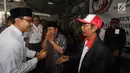Calon Gubernur Jawa Timur Gus Ipul bersalaman dengan anggota Forum Komunikasi Relawan Jokowi Jawa Timur di Surabaya, Kamis (22/3). Mereka mendukung pasangan Gus Ipul memenangkan Pilkada Jawa Timur. (Liputan6.com/Pool/Dodi)