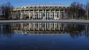 Refleksi Luzhniki Stadium pada genangan air di Moskow, Rusia, Senin (23/4). Dengan kapasitas mencapai 84.745, Luzhniki Stadium aka menjadi stadion untuk pembukaan dan penutupan Piala Dunia 2018 Rusia. (AP Photo/Pavel Golovkin)
