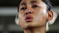 Pemain Timnas Indonesia Putri, Zahra Muzdalifah tak mampu menahan air mata saat menyanyikan lagu kebangsaan Indonesia Raya sebelum laga persahabatan melawan Singapura di Stadion Madya, Senayan Jakarta, Selasa (28/05/2024). (Bola.com/Bagaskara Lazuardi)