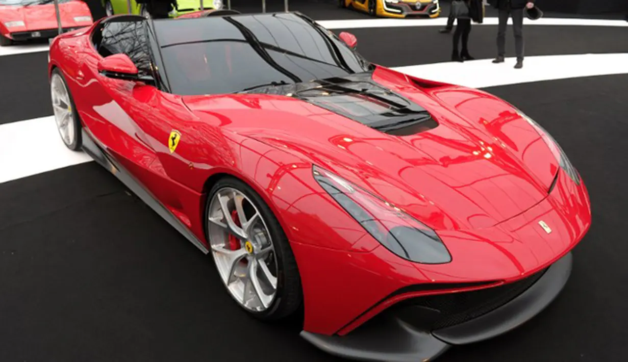 Produsen asal Inggris Aston Martin menampilkan "DP 100" dalam Pameran Desain Otomotif Paris. Foto diambil pada 28 Januari 2015. (AFP Photo/Eric Piermont)