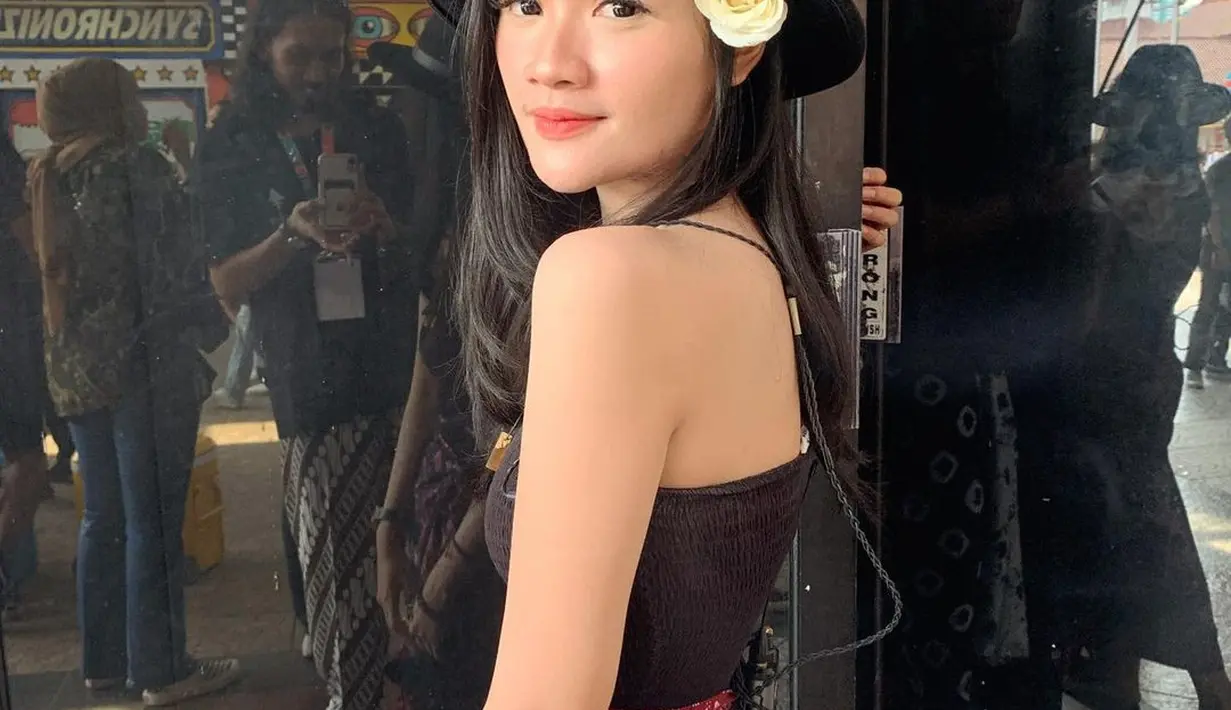 Selain lagunya, paras sang vokalis band ‘Soegi Bornean’ yang cantik nan anggun tak luput dari sorotan. @fannysoegi.