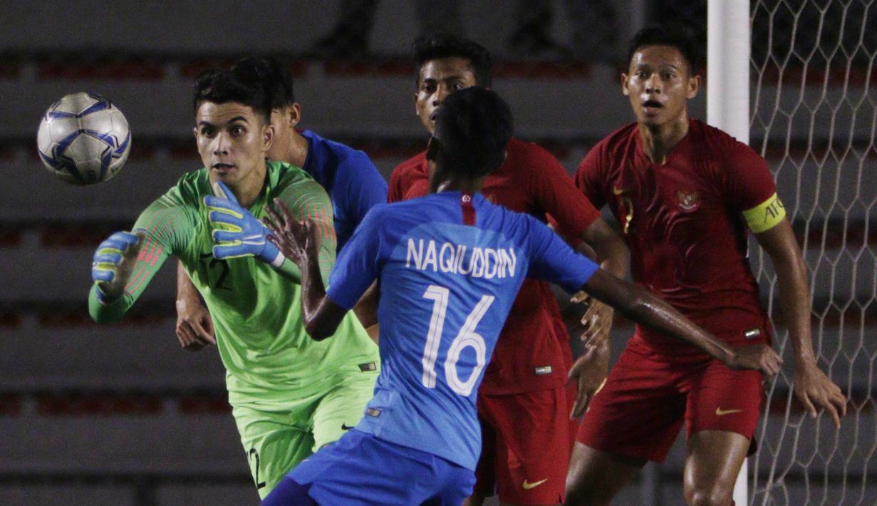 Kiper Timnas Indonesia U-22, Nadeo Argawinata, berusaha menangkap bola saat melawan Singapura U-22 pada laga SEA Games 2019 di Stadion Rizal Memorial, Manila, Kamis (28/11). Indonesia menang 2-0 atas Singapura. (Bola.com/M Iqbal Ichsan)