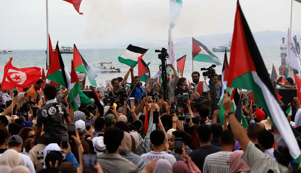 Sejumlah relawan menyambut antusias kedatangan aktivis kemanusiaan dari berbagai negara yang berangkat dari Spanyol di pelabuhan Sidi Bou Said, Tunis, Tunisia, pada Minggu 7 September 2025. (AP Photo/Anis Mili)