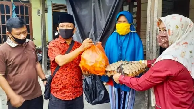 Warga yang menerima bantuan paket sembako dari Pemerintah Kota Pekanbaru.