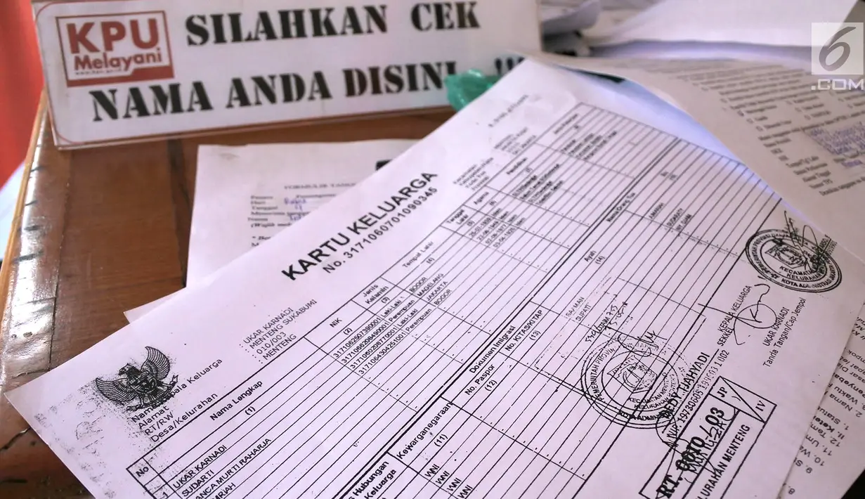 Berkas pengecekan Daftar Pemilih Tetap (DPT) di Kelurahan Menteng, Jakarta, Rabu (17/10). Enam bulan sebelum Pemilu 2019, KPU DKI Jakarta menyelenggarakan Gerakan Pengecekan DPT Serentak. (Merdeka.com/Imam Buhori)