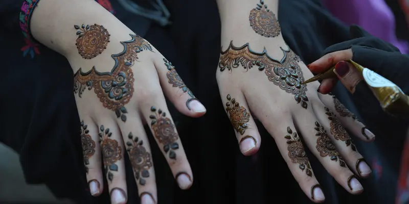 Tradisi Perempuan Pakistan Sambut Lebaran Idul Fitri Menghiasi Tangan dengan Henna