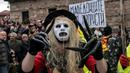 Peserta mengenakan kostum saat mengikuti karnaval di desa Vevcani, Macedonia (13/1). Karnaval Vevcani menandai dimulainya Tahun Baru sesuai dengan kalender Julian yang dianut oleh Gereja Orthodok Macedonia. (AFP Photo/Robert Atanasovski)