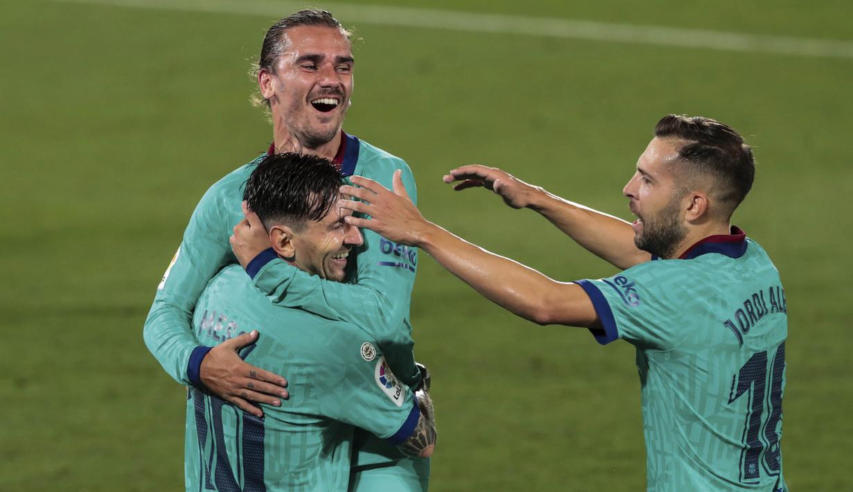 Pemain Barcelona Antoine Griezmann dan Lionel Messi  merayakan gol ke gawang Villareal pada laga La Liga di Stadion Estadio de la Ceramica, Minggu (5/7/2020). Barcelona menang 4-1 atas Villareal. (AP/Jose Miguel Fernandez de Velasco)
