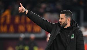 Sayangnya, penampilan apik Jay Idzes tak dibarengi dengan performa timnya. Skuad asuhan Fabio Grosso harus merasakan tiga kali kekalahan dan dua kali hasil imbang dalam lima pertandingan terakhir. Hal itu membuat mereka kini menghuni posisi ke-11 klasemen sementara Liga Italia. (AFP/Alberto Pizzoli)