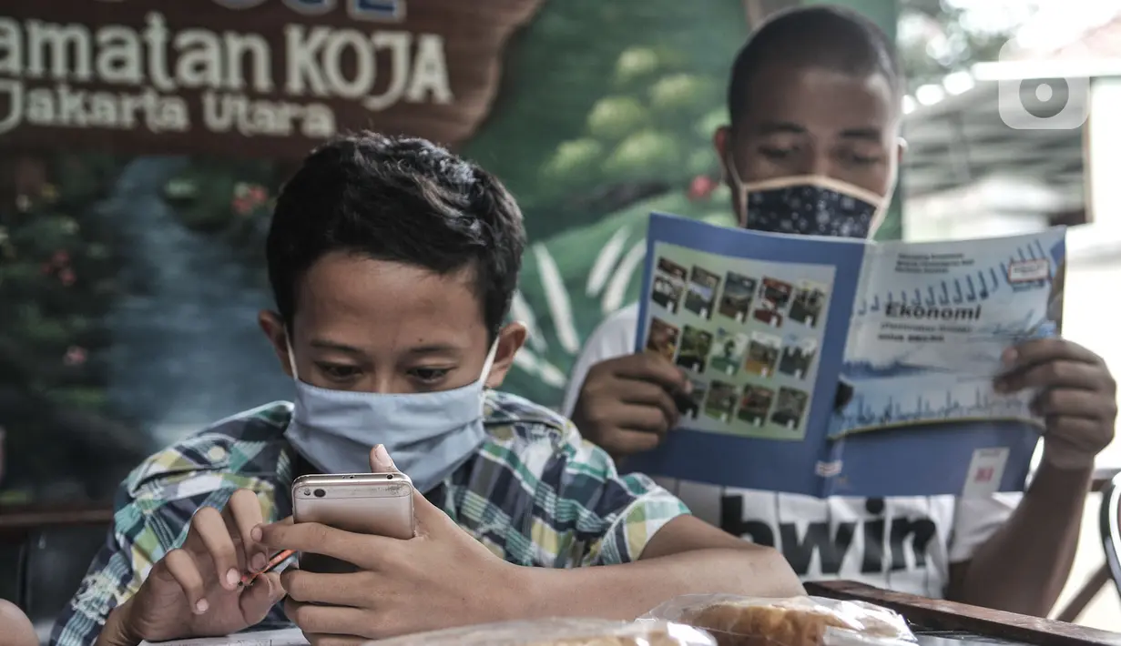 Siswa saat mengerjakan soal pelajaran menggunakan fasilitas WiFi di Bank Sampah Majelis Taklim, Kecamatan Koja, Jakarta, Rabu (12/8/2020). (merdeka.com/Iqbal S. Nugroho)