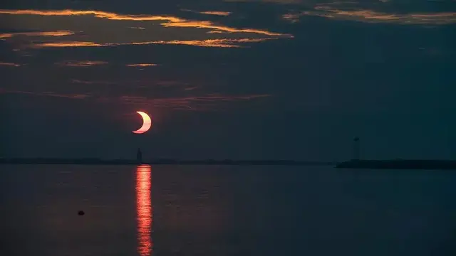 Gerhana matahari sebagian di atas Mercusuar Delaware Breakwater pada 10 Juni 2021, oleh Aubrey Gemignani/NASA