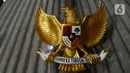 Salah satu kerajinan lambang Garuda Pancasila di bengkel rumahan, Jakarta, Kamis (13/8/2020). Menko bidang Perekonomian Airlangga Hartanto memaparkan anggaran Pemulihan Ekonomi Nasional (PEN) dalam bentuk bantuan bagi UMKM tercatat Rp32,5 triliun per 3 Agustus 2020. (merdeka.com/Imam Buhori)