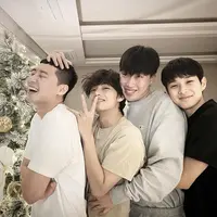 Park Seo Joon, V BTS, rapper Peakboy, dan Choi Woo Shik merayakan Natal bersama. (Instagram/bn_sj2013)