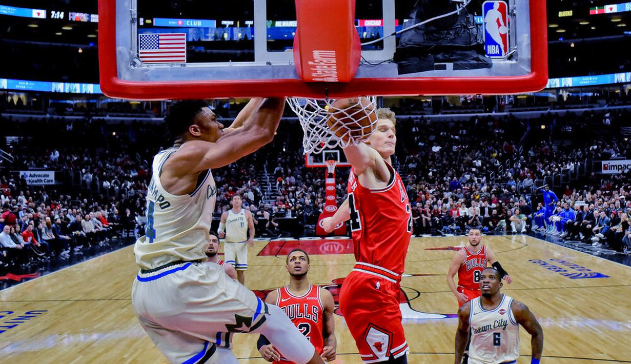 Pebasket Milwaukee Bucks, Giannis Antetokounmpo, memasukkan bola saat melawan Chicago Bulls pada laga NBA di United Center, Selasa (31/12/2019). Milwaukee Bucks menang 123-102 atas Chicago Bulls. (AP/Matt Marton)