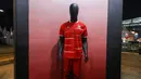 Namun Kelme menaruh batik yang jadi ciri khas kostum perang Garuda saat melakoni pertandingan di markas lawan. Tampak dalam foto, jersey kandang terbaru Timnas Indonesia di Plaza Utara Stadion Utama Gelora Bung Karno (SUGBK), Jakarta, Kamis (12/3/2026) malam. (Bola.com/Bagaskara Lazuardi)